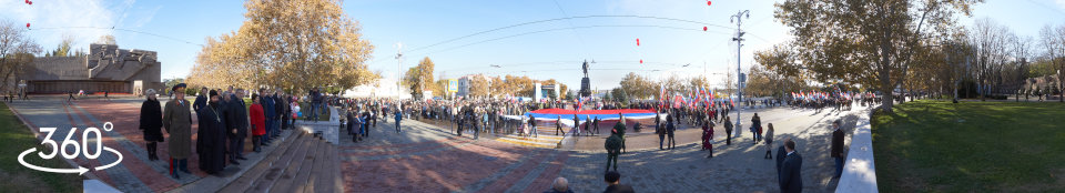 Праздничная колонна на площади Нахимова