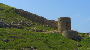 Башня с обручами крепости Чембало