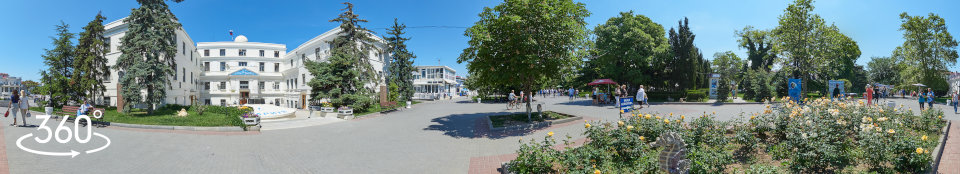Приморский бульвар у входа в ИнБЮМ (Аквариум-музей) в Севастополе - панорама 360 градусов