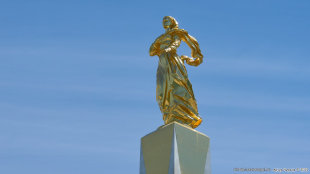 Женская фигура, символизирующая Родину - Россию