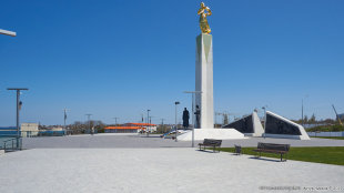 Площадь у мемориала, вид справа