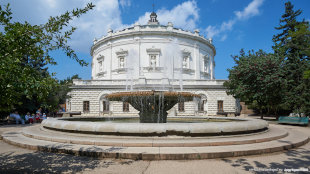 Задний фасад Панорамы и фонтан