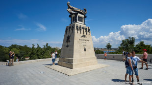 Памятник Казарскому - первый памятник Севастополя
