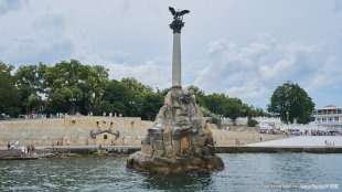 Памятник Затопленным кораблям с моря