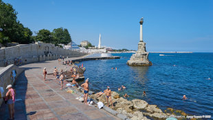 Севастополь пляж у Памятника затопленным кораблям