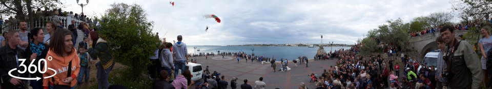 Парашютисты на авиа-представлении к Дню Победы в Севастополе