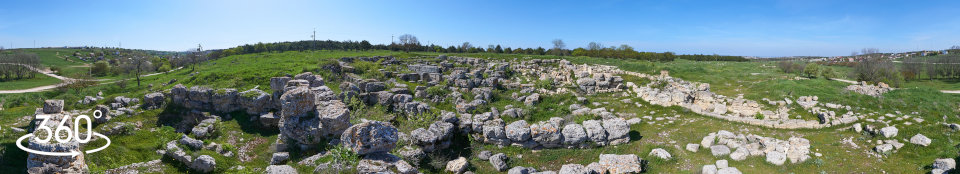 Вид на основной комплекс в античном поселении в районе балки Бермана