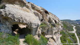 Искусственные пещеры в скале
