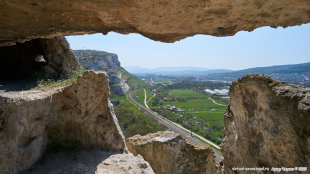 Искусственные пещеры в скале