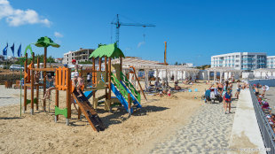 Детский городок на пляже Адмиральская лагуна