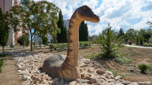 Плезиозавр в каменном ручье