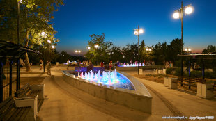 Площадь трех фонтанов ночью