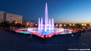 Главный фонтан ночью