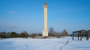 Главная площадь со стеллой в снегу