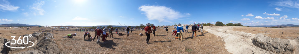 Битва средневековых воинов. Сферическая панорама 360 градусов