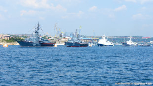 Корабли на рейде перед Днем ВМФ 2014