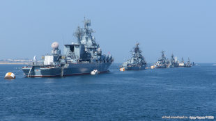 Военные корабли на рейде перед Днем ВМФ