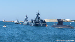Военные корабли на рейде перед Днем Победы