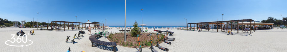 Площадь в центре обновленной набережной у пляжа - панорама 360 градусов