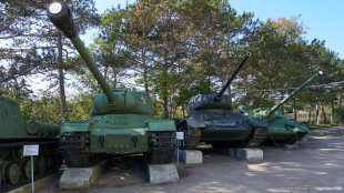 Советские танки ИС-2 и Т-34-85
