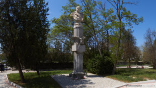 Памятник Хрулеву