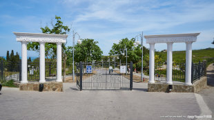 Центральный вход в парк Ахматовой