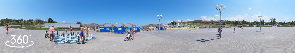 Сферическая панорама 360 градусов - Площадь с шахматами у пляжа Солнечный