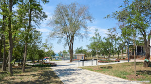 Площадь в нижней части парка
