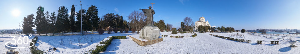 Памятник Андрею Первозванному в снегу - сферическая панорама 360 градусов