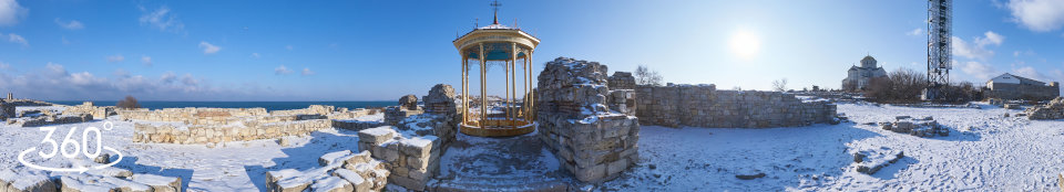 Крещальня (баптистерий) в Уваровском комплексе в снегу - сферическая панорама 360 градусов