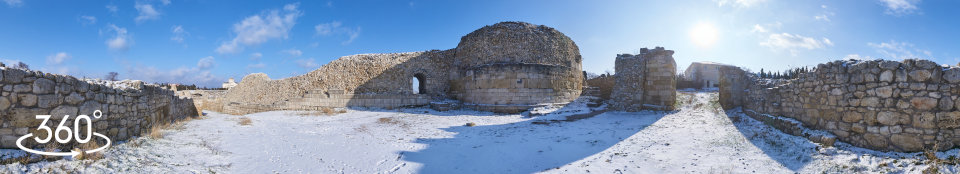 Башня Зенона и оборонительные стены в снегу - панорама 360 градусов