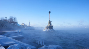 Памятник Затопленным кораблям в тумане