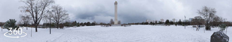 Центральная аллея парка Победы в снегу