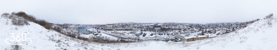 Вид на Южную бухту и район железнодорожного вокзала Севастополя в снегу