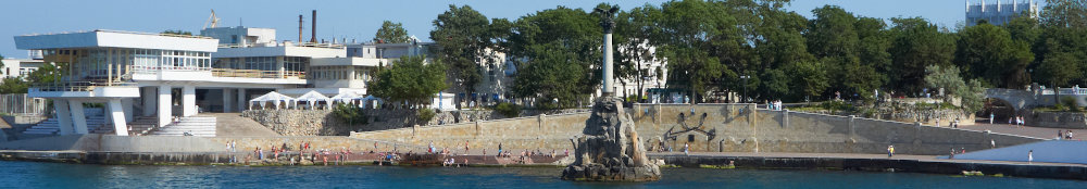 Пляж у памятника Затопленным кораблям в Севастополе